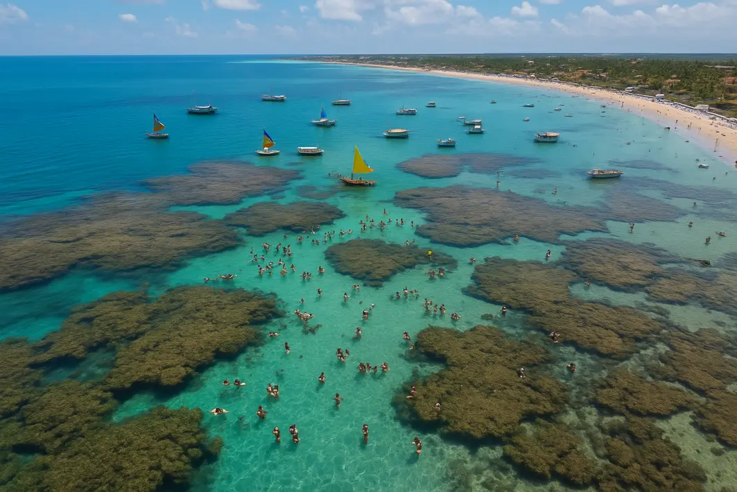 piscinas naturais porto galinhas jangadas praia Piscinas naturais de Porto de Galinhas com águas claras e rasas, recifes de coral, peixes tropicais e jangadas na areia sob céu azul