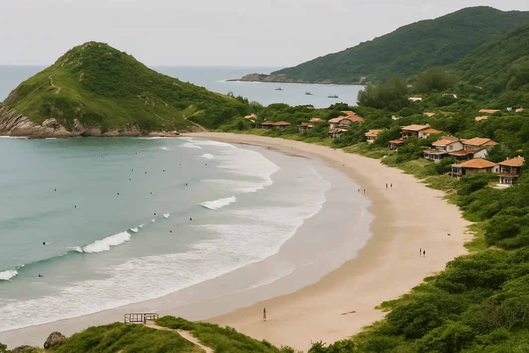 praia da rosa panorama surf trilhas Vista panorâmica da Praia da Rosa com areia ampla, surfistas no mar, penhascos e vilarejo costeiro com pousadas e vegetação