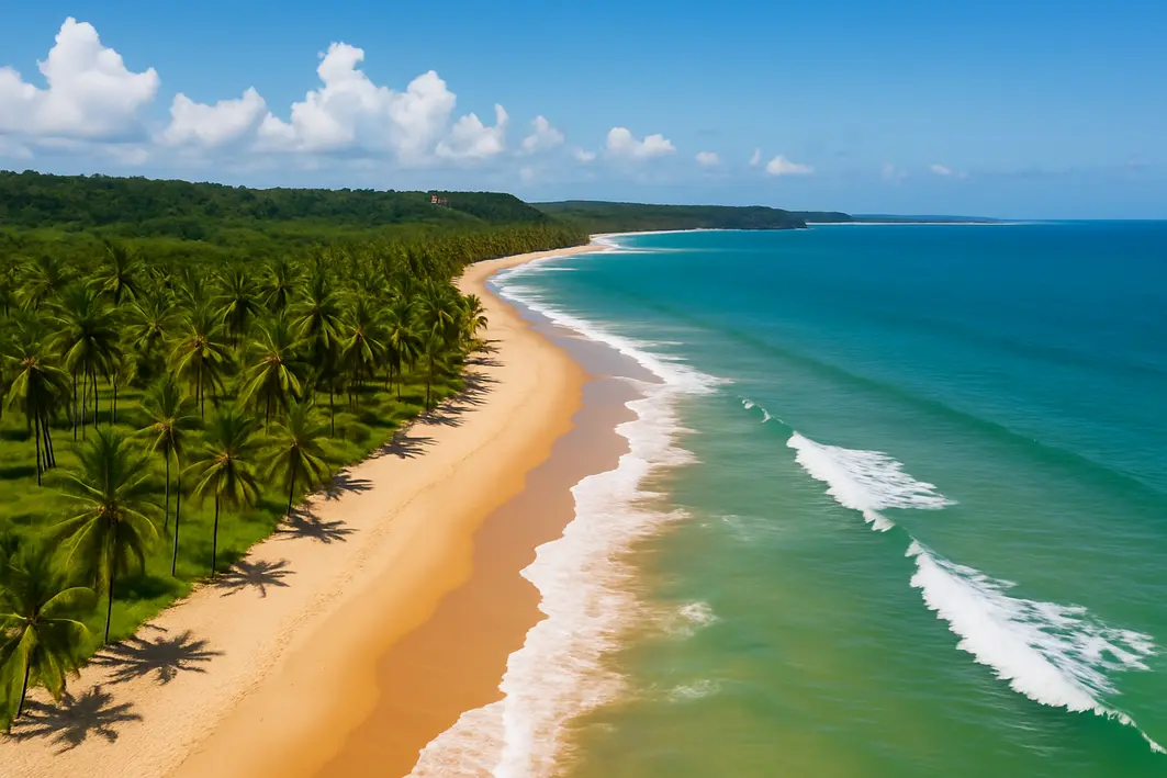 praia sul da bahia falesias vila costeira Praia com areias claras, falésias e vilarejo à beira mar no sul da Bahia